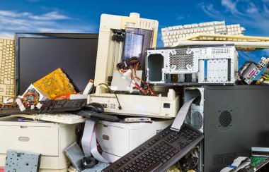 Çöpe atılmış bilgisayar parçaları üzerinde elektronik, plastik ve metal atığı