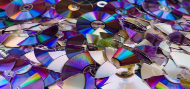 Kırık CD 'ler. Eski dijital ortamın renkli doku ayrıntıları