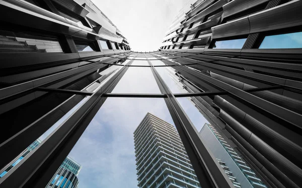 Detalle de fachada del moderno edificio de gran altura desde abajo — Foto de Stock