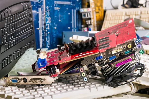 E-atık yığını. Atılmış bilgisayar parçaları ve elektronik bileşenler — Stok fotoğraf