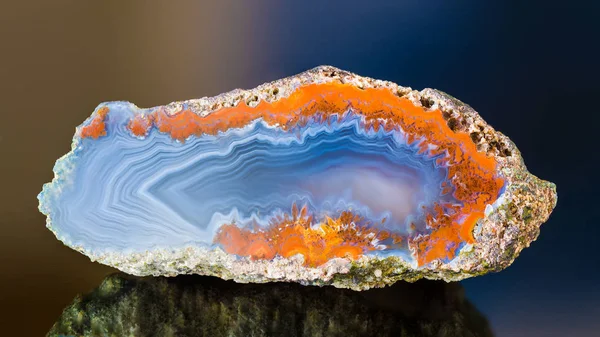 Cross-section by polished agate with beautiful wavy pattern on smooth cut surface — 图库照片