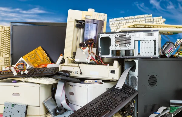 Çöpe atılmış bilgisayar parçaları üzerinde elektronik, plastik ve metal atığı