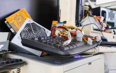 E- atık yığınındaki bilgisayar donanım bileşenlerinin kapatılması