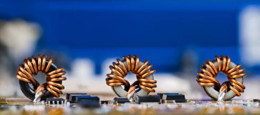 Panoramik elektroteknik arka plan. Toroidal indüktörler ve güzel bakır teller.