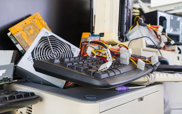 Close-up of computer hardware components on e-waste pile — Stock Photo, Image