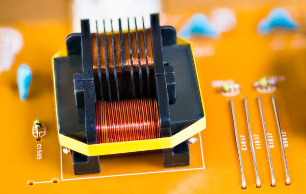 Magnetic ferrite core transformer detail on beige printed circuit board — Stock Photo, Image