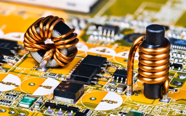 Ringspule Und Zylindrische Spule Auf Der Platine Von Computer Mainboard — Stockfoto