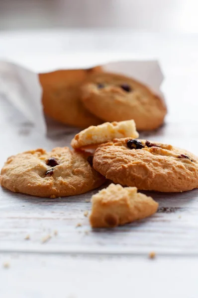 bir peçete üzerinde çilek parçaları ile çerezleri