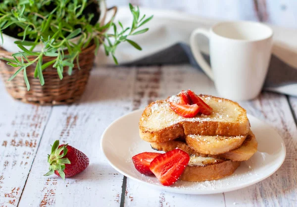 Kahvaltı için çilek ile kızarmış tost