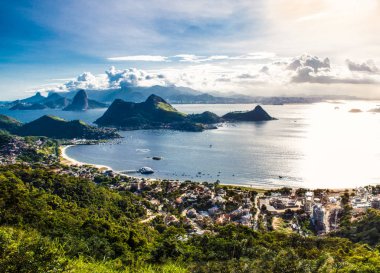 Niteroi, Brezilya'daki Cidade Park'tan Guanabara Körfezi manzarası.