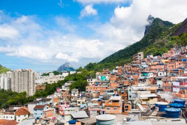 Favela Santa Marta Corcovado dağ arkasında , Rio de Janei ile