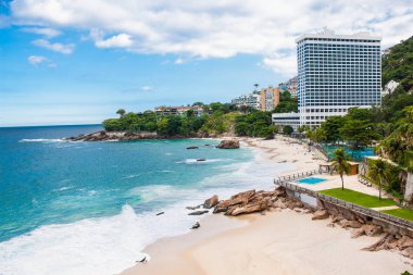 Rio de Janeiro 'daki Ipanema plajının batı yakası. Brezilya.