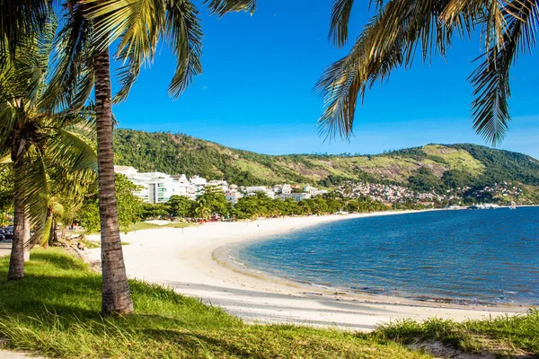 Piękna plaża Charitas w Niteroi, stan Rio de Janeiro, Brazi — Zdjęcie stockowe