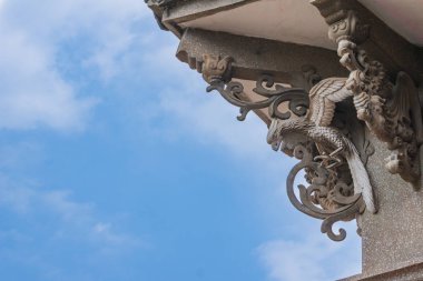 Xiamen, Çin - 30 Mayıs 2018: Taş heykeli Phoenix ve Dragon Hai Tian Tang Gou bina Gulangyu Adası, mavi gökyüzü arka plan ile