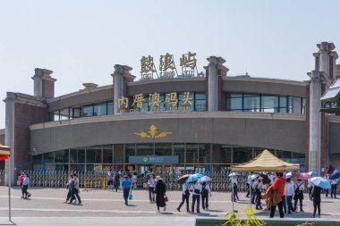 Xiamen, Çin - 31 Mayıs 2018: Turistik gemi Gulangyu adasında Nei Cuo Ao feribot terminalinde bekliyor