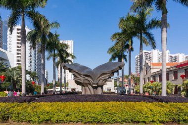 Xiamen, Çin - 13 Şubat 2018: Xiamen Üniversitesi'nde kitap bronz heykeli