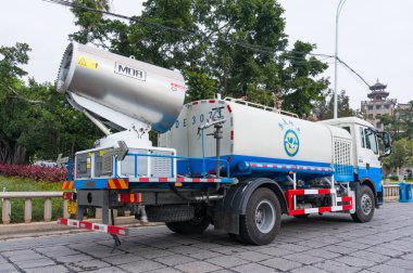 Xiamen, Çin - 31 Aralık 2017: Sis topçu sanitasyon iş kamyon Dragon Tekne Havuzu yakınındaki yolda