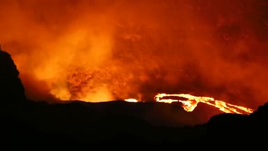 Akan erimiş lav, yanardağ patlayan Magma geceleri