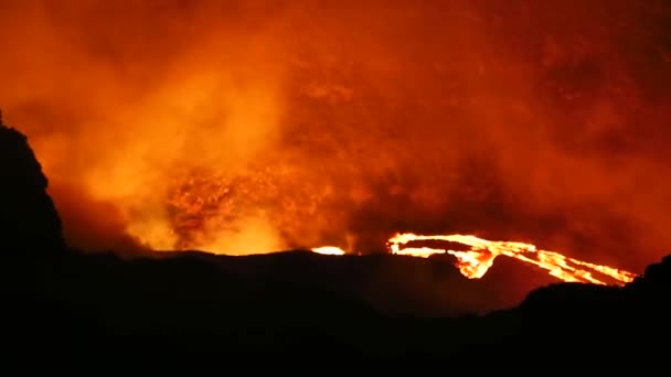 Áramló Olvadt Láva Vulkán Kitörő Magma Éjjel — Stock videók