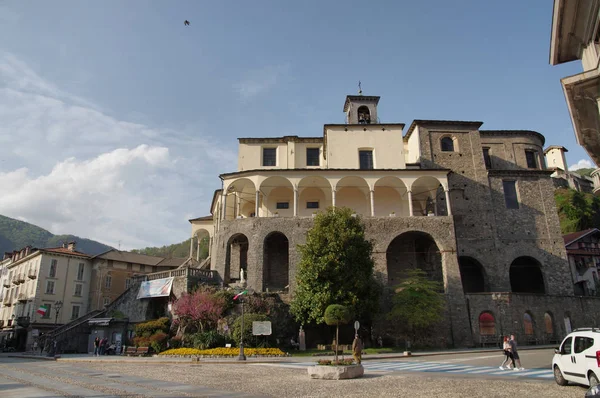 ヴァラッロ セージア イタリア 2018 自然の岩の上に建てられた教会は古代サン Gaudenzio ジミニャーノ参事会教会の下のローカル生命 — ストック写真