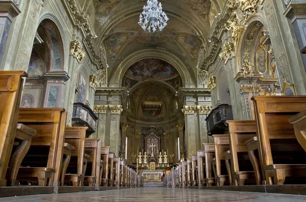 Varallo 找平的话 意大利 2018年4月25日 巴洛克式的内部在 Collegiata Gaudenzio 祭坛在中央殿里 — 图库照片