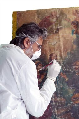  Restoratör yağlıboya resim üzerinde beyaz arka plan üzerinde çalışma