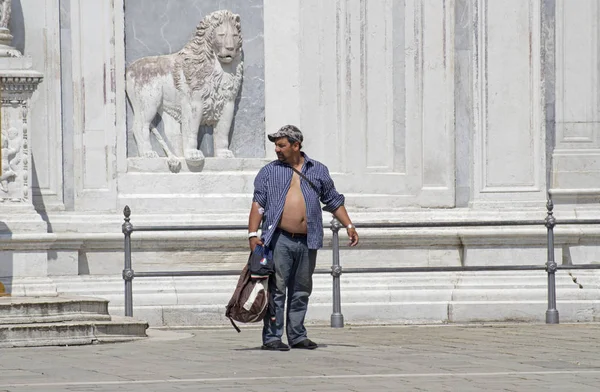 意大利威尼斯 2018年5月16日 男子在医院外的一个开放的衬衫 在草原圣地 圣保罗广场 — 图库照片
