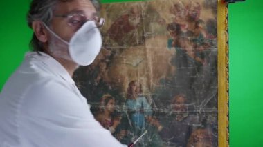 Olgun restoratör Studio eski resim sanat eseri ile poz