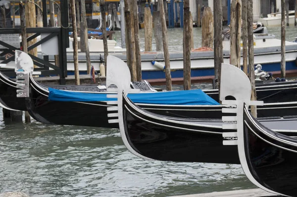 Botes Trhee Gondola Laguna Veneciana —  Fotos de Stock