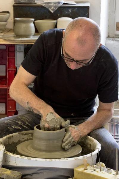 Keramiker Arbeitet Der Töpferscheibe — Stockfoto