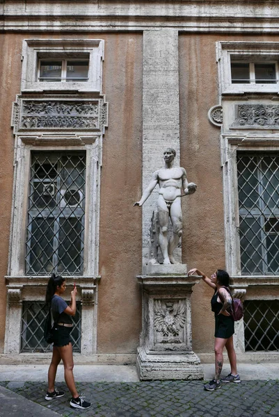 Rome Italië Juni 2018 Twee Jonge Vrouwen Binnenplaats Van Het — Stockfoto