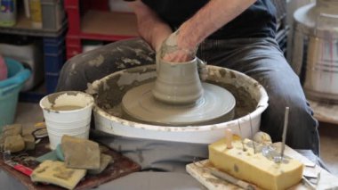 Fransız anda atölyede Çömlekçi tekerleği üzerinde