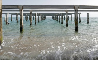 güneşli bir günde Akdeniz'de wharf
