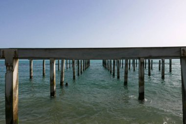 güneşli bir günde Akdeniz'de wharf
