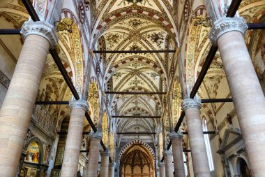Verona, İtalya - 14 Haziran 2018: Sant Anastasia Kilisesi Dominik emrinin Gotik iç 1280 başladı ve 1400 tamamlandı