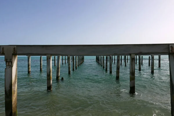 güneşli bir günde Akdeniz'de wharf