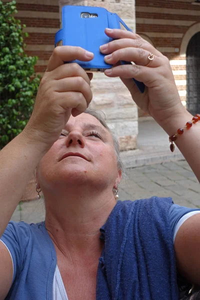 Mujer Madura Tomando Iconos Con Teléfono Inteligente — Foto de Stock