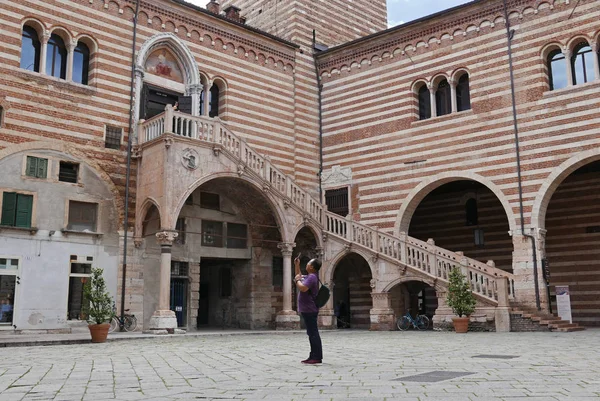 Verona Italy June 2018 Tourist Photographing Scala Della Ragione Stairs — Stock Photo, Image