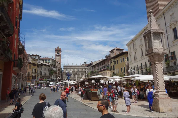 Verona Itálie Červen 2018 Lidé Proslulé Piazza Delle Erbe Náměstí — Stock fotografie