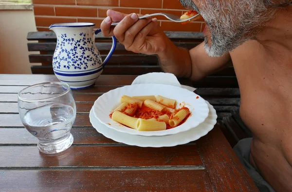 Półnagi Brodaty Mężczyzna Jedzenie Danie Włoskie Makarony Makarony — Zdjęcie stockowe