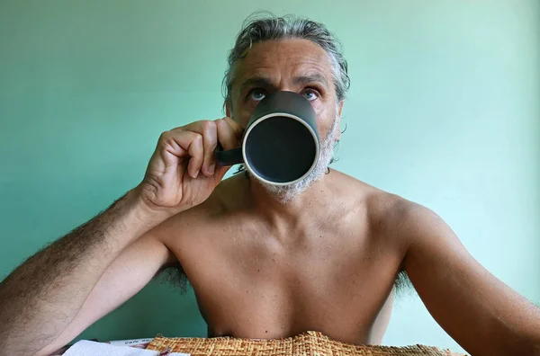 Sem Camisa Maduro Homem Beber Uma Xícara Café — Fotografia de Stock