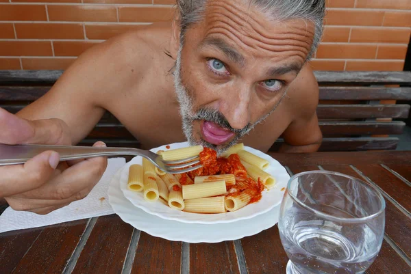 Sem Camisa Maduro Homem Comendo Maccheroni Italiano Macarrão Prato — Fotografia de Stock