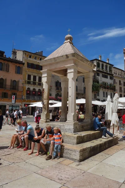 Verona Italie Juin 2018 Des Gens Sur Célèbre Place Piazza — Photo