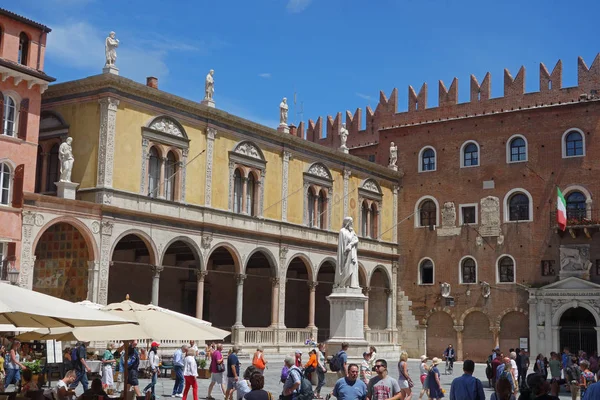 Verona Talya Haziran 2018 Insanlarda Ünlü Piazza Dei Sinyorlar Meydanı — Stok fotoğraf