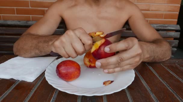 Hombre Maduro Sin Camisa Pelando Frutas Frescas Melocotón — Vídeos de Stock