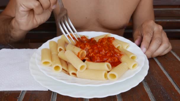 認識できない上半身裸の男性が食べてマカロニ パスタ — ストック動画