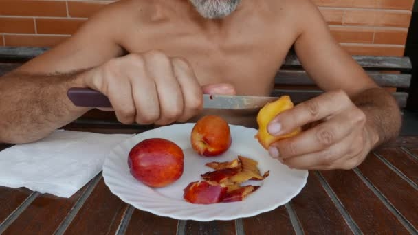 Hombre Maduro Sin Camisa Comiendo Fruta Fresca Melocotón — Vídeos de Stock