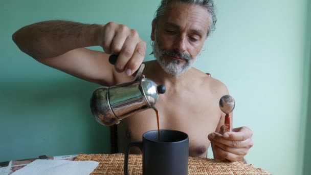 Uomo Maturo Senza Maglietta Versando Caffè Caffettiera Italiana — Video Stock