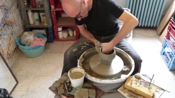 Keramiker Arbetet Potter Hjulet Verkstaden — Stockvideo
