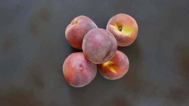 Плоды Персика Вращаются Темно Сером Фоне — стоковое видео